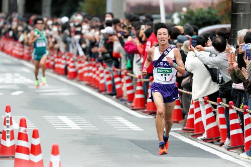 ゴール直前で青学大の飯田貴之（左奥）を振り切る駒大の花尾恭輔（代表撮影）