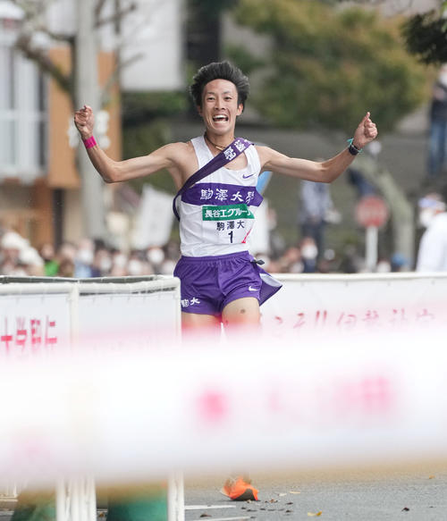 第53回全日本大学駅伝　ゴール前で勝利を確信しガッツポーズをする駒沢大・花尾（撮影・森本幸一）