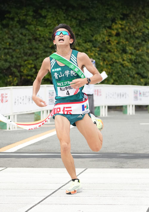 第53回全日本大学駅伝　2位でゴールする青山学院大・飯田（撮影・森本幸一）