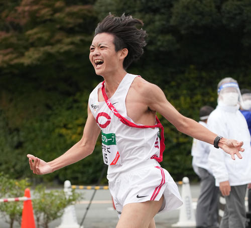 第53回全日本大学駅伝　8位でゴールする中央大・手島（撮影・森本幸一）