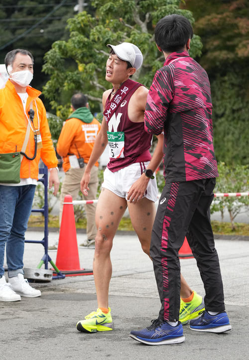 第53回全日本大学駅伝　6位でゴールする早稲田大・山口（撮影・森本幸一）
