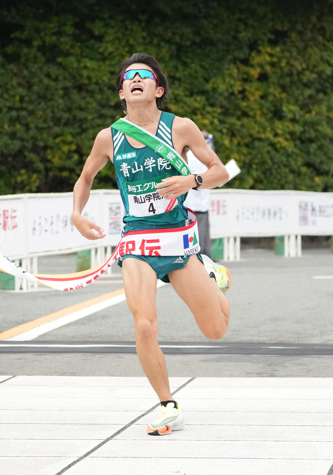 第53回全日本大学駅伝　2位でゴールする青山学院大・飯田（撮影・森本幸一）