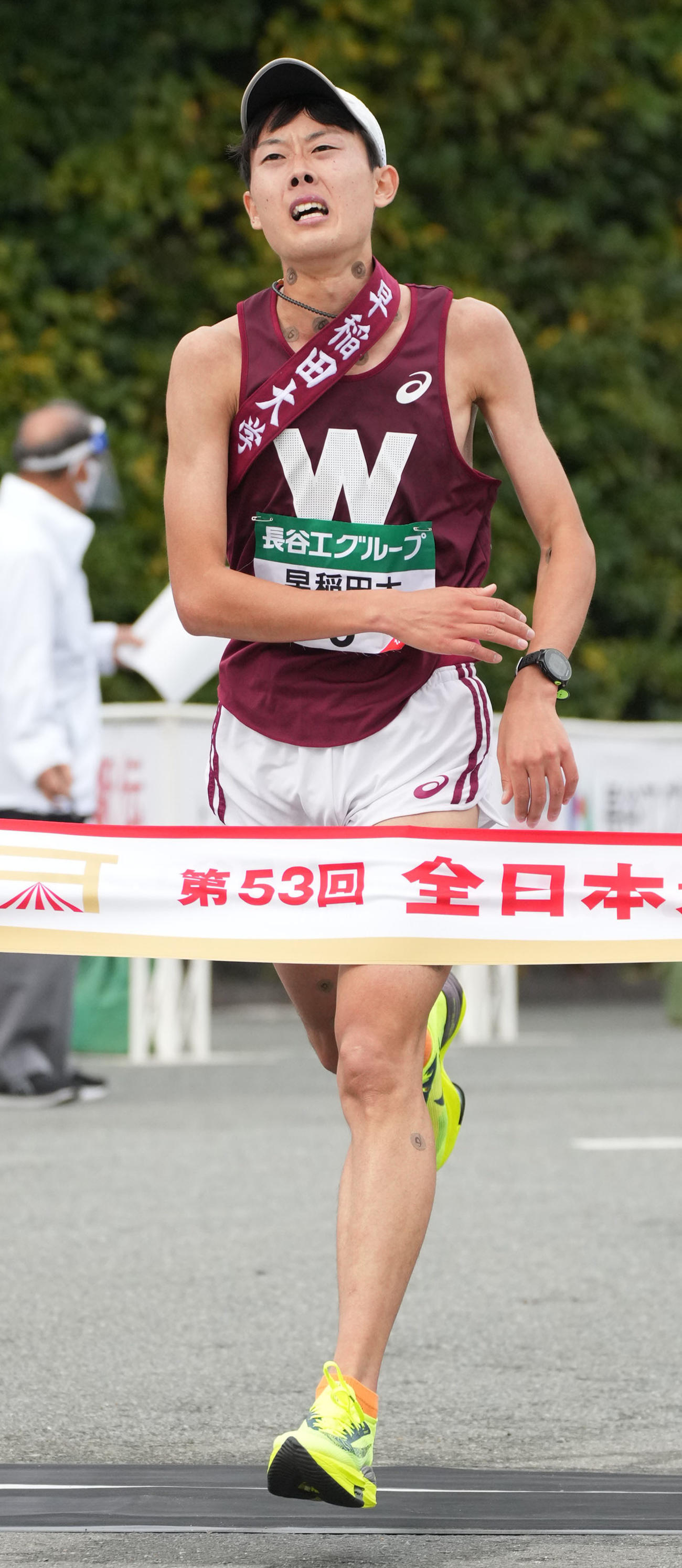 第53回全日本大学駅伝　6位でゴールする早稲田大・山口（撮影・森本幸一）