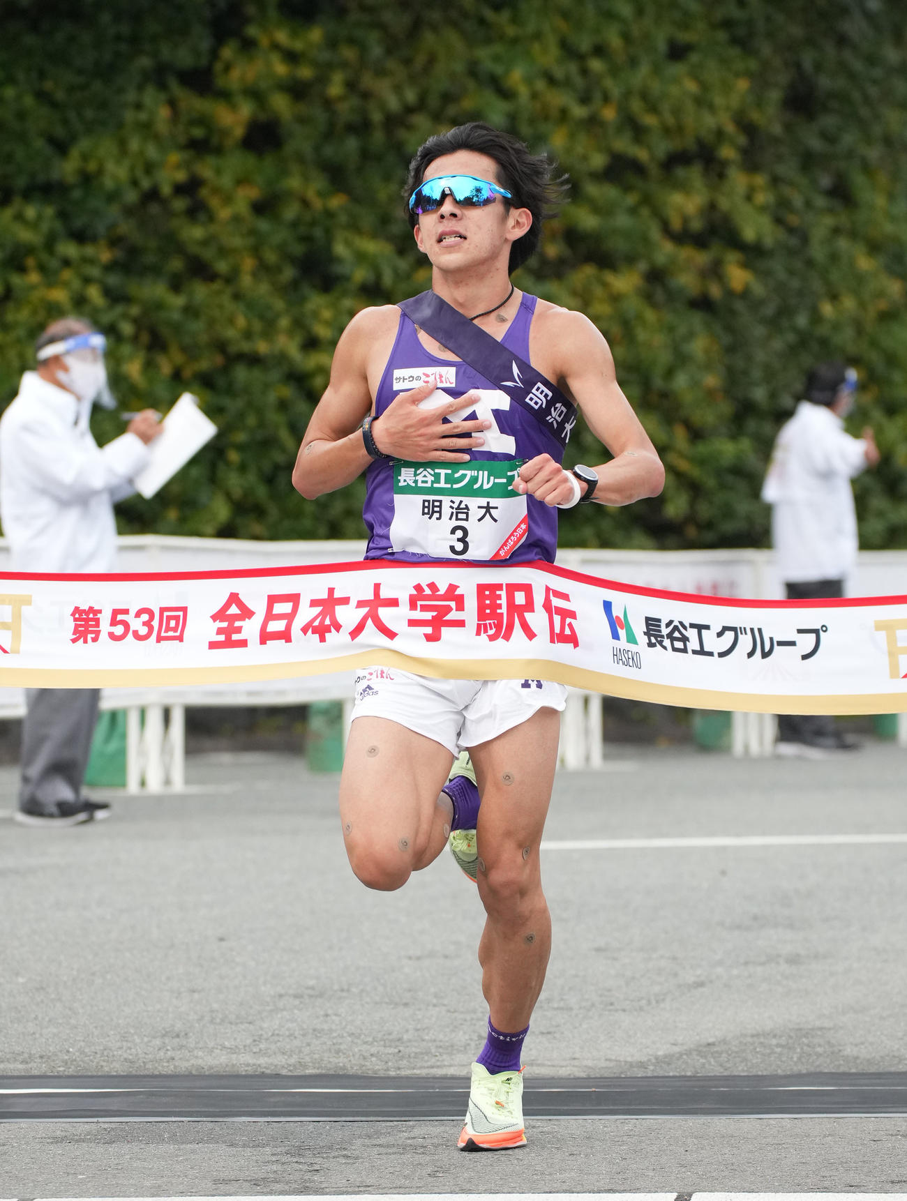 第53回全日本大学駅伝　7位でゴールする明治大・加藤（撮影・森本幸一）