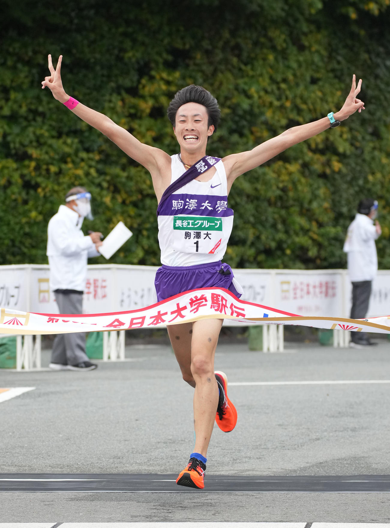 第53回全日本大学駅伝　1位でゴールする駒沢大の花尾（撮影・森本幸一）