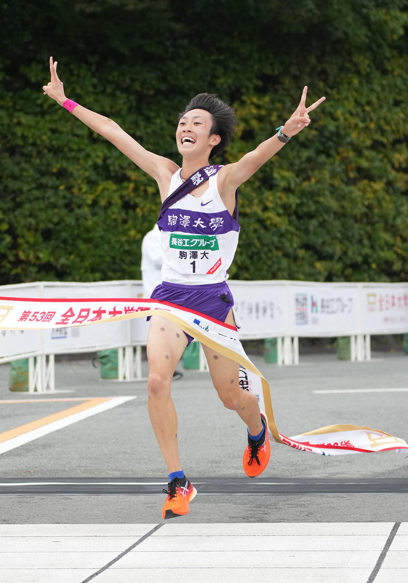 1位でゴールする駒大のアンカー花尾（撮影・森本幸一）