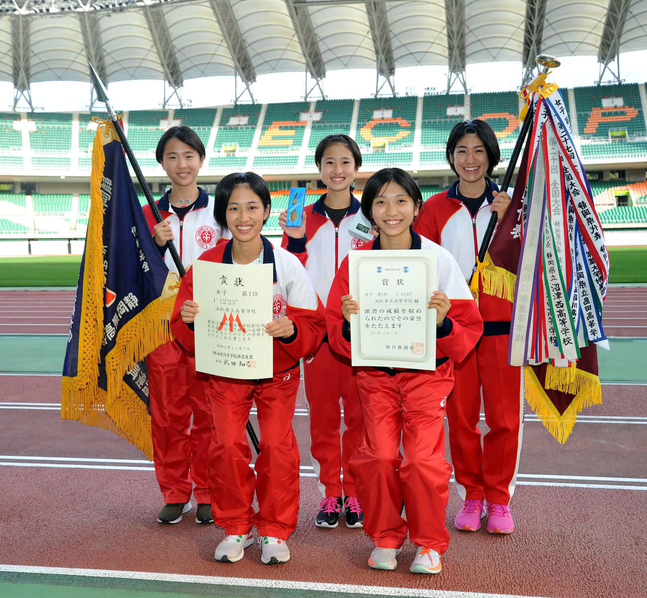 初優勝を飾った浜松市立の選手たち