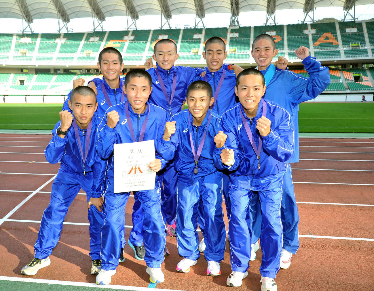 4年ぶり8度目の優勝を果たした浜松日体の選手たち