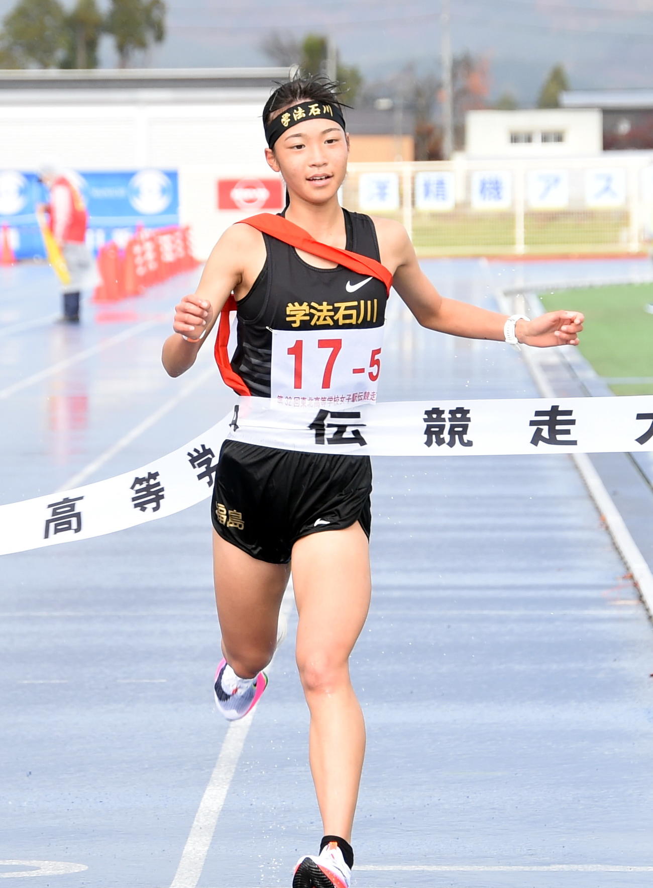初優勝のゴールテープを切る学法石川のアンカー田子（撮影・山田愛斗）