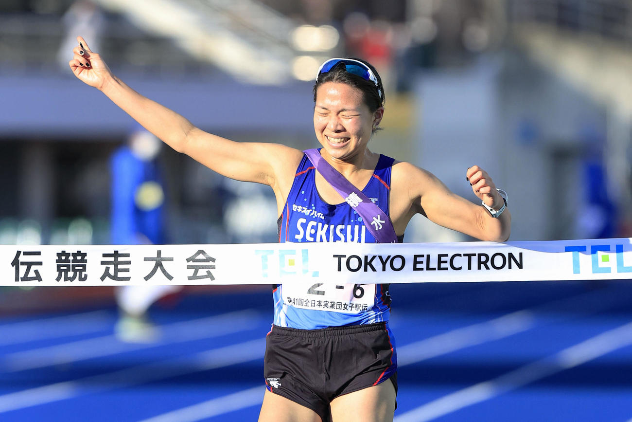 初優勝を決め、笑顔でゴールする積水化学のアンカー・木村梨七（共同）