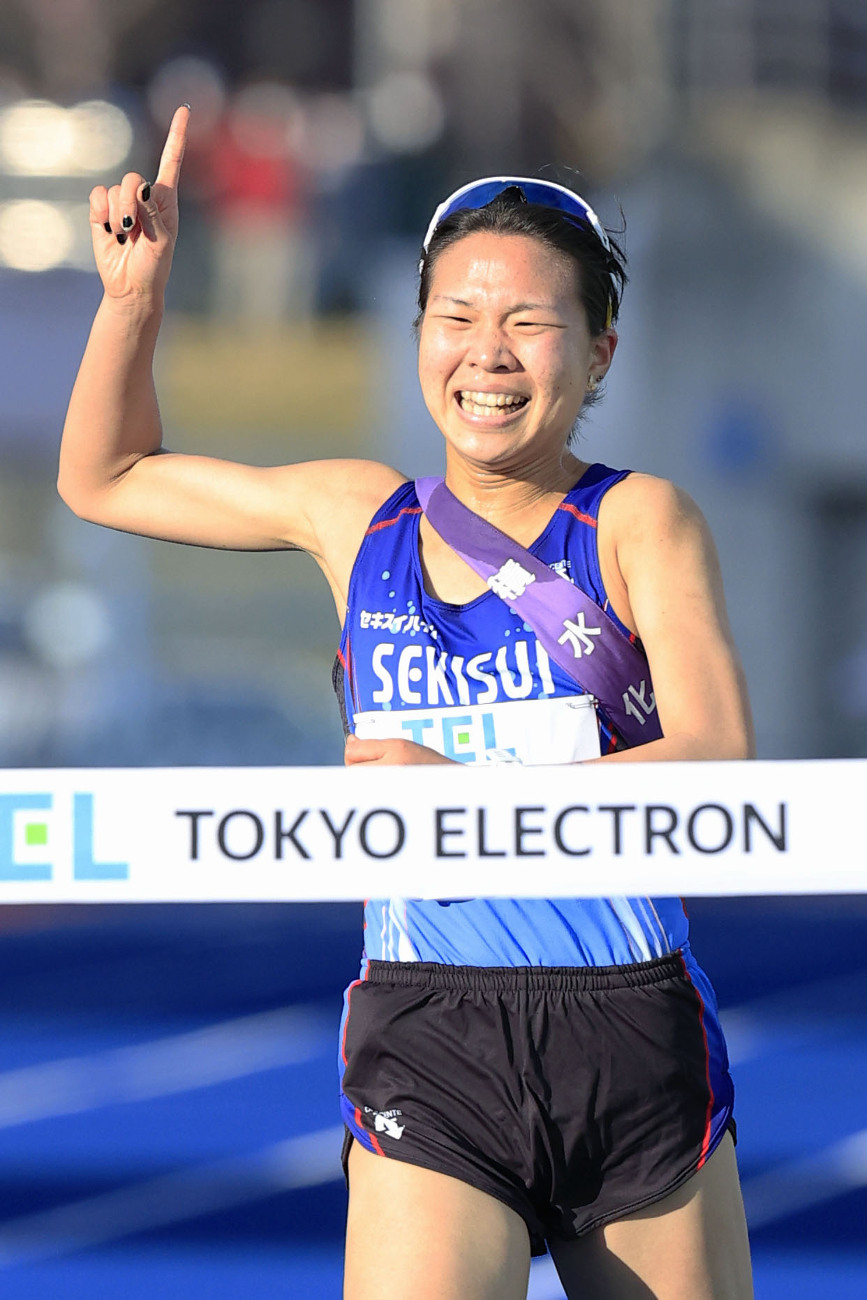 初優勝を決め、笑顔でゴールする積水化学のアンカー・木村梨七（共同）