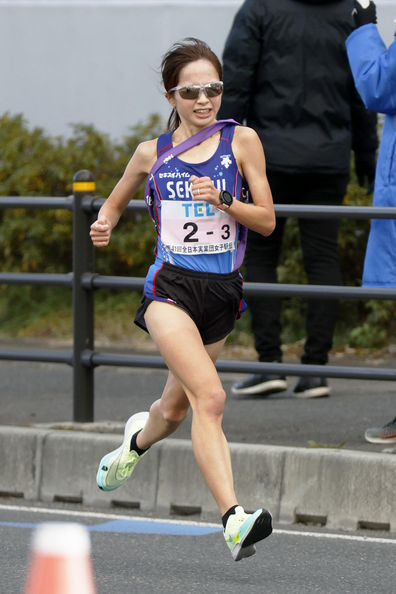 3区で力走する積水化学の佐藤早也伽（共同）