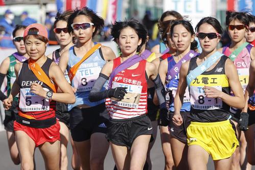 スタートした日本郵政グループの1区・鈴木亜由子（中央）（共同）