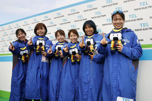 初優勝し、笑顔でポーズをとる積水化学の（左から）1区の森智香子、2区の卜部蘭、3区の佐藤早也伽、4区の弟子丸小春、5区の新谷仁美、アンカーの木村梨七（共同）