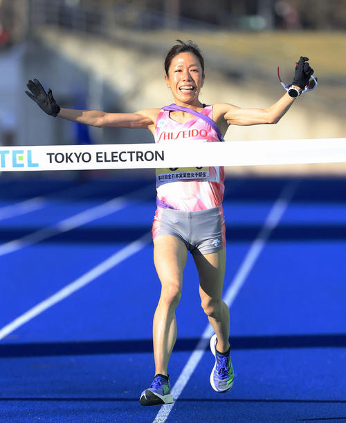 2位でゴールする資生堂のアンカー・高島由香（共同）