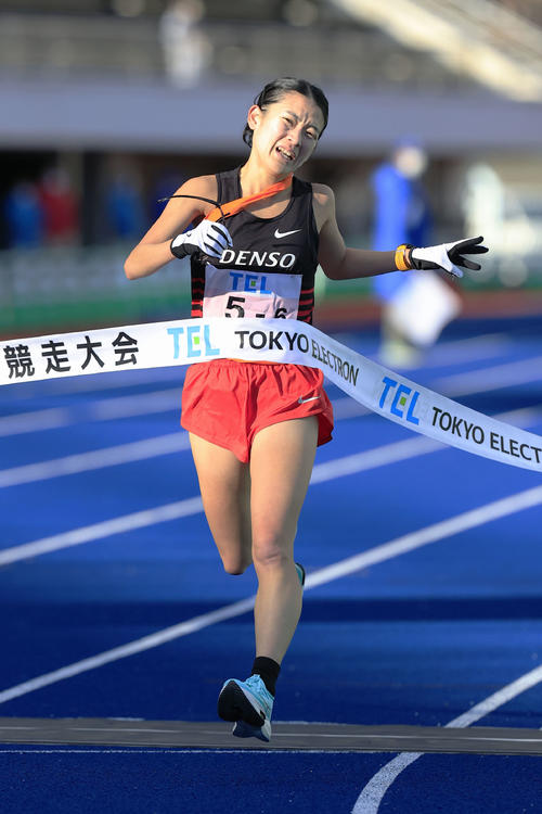 3位でゴールするデンソーのアンカー・松田杏奈（共同）