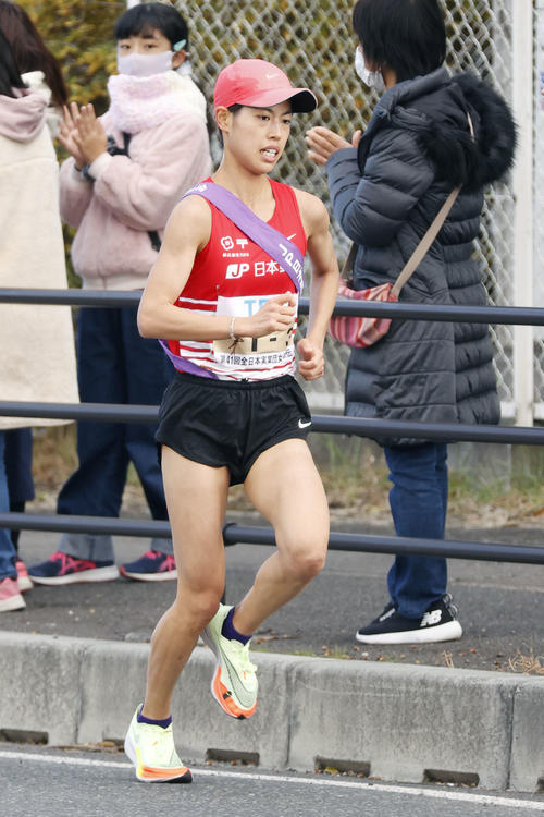 3区で力走する日本郵政グループの広中璃梨佳（共同）