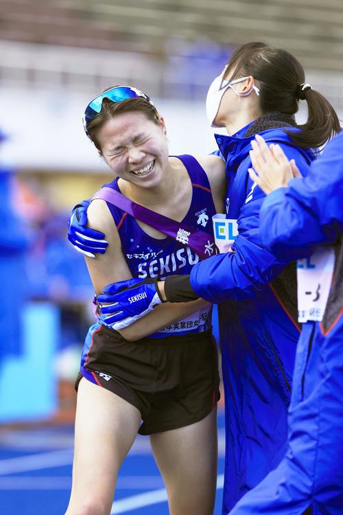 ゴール後に迎えられる、初優勝を決めた積水化学のアンカー・木村梨七（共同）