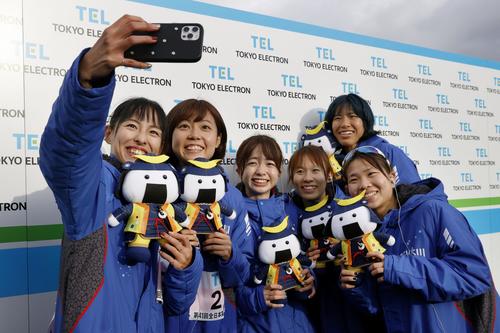 初優勝し、積水化学の5区の新谷仁美（右奥）と記念撮影する（左から）1区の森智香子、2区の卜部蘭、3区の佐藤早也伽、4区の弟子丸小春、アンカーの木村梨七（共同）