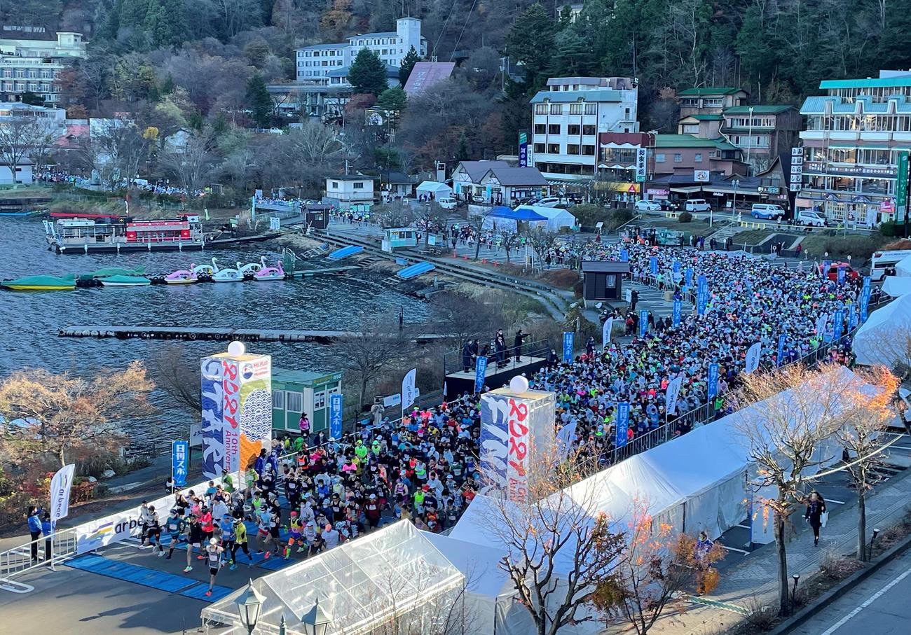 午前9時の号砲とともに勢いよくスタートした約4500人のランナー（撮影・峯岸佑樹）