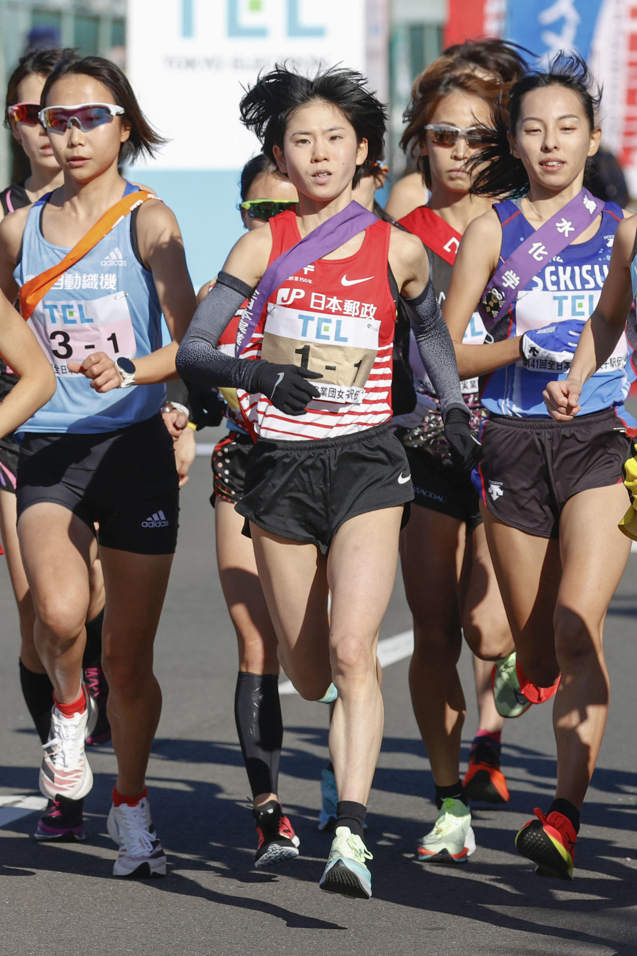 スタートした日本郵政グループの1区・鈴木亜由子（中央）（共同）