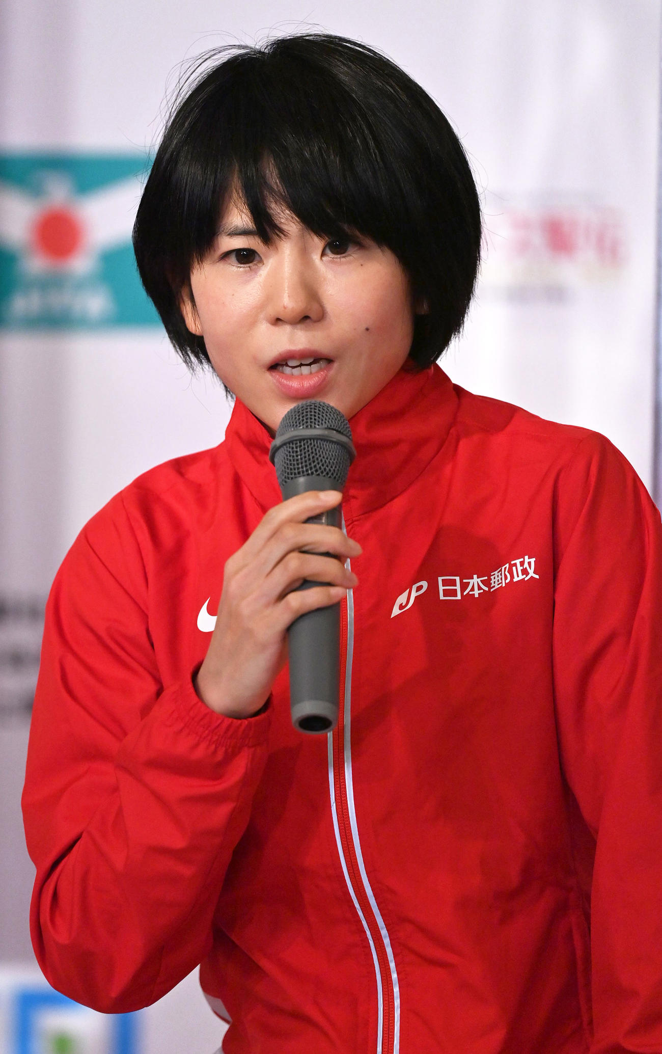 第41回全日本実業団対抗女子駅伝　レース前日の記者会見で話す日本郵政グループの鈴木亜由子（2021年11月27日代表撮影）