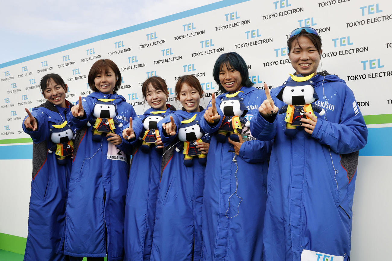 初優勝し、笑顔でポーズをとる積水化学の（左から）1区の森智香子、2区の卜部蘭、3区の佐藤早也伽、4区の弟子丸小春、5区の新谷仁美、アンカーの木村梨七（共同）