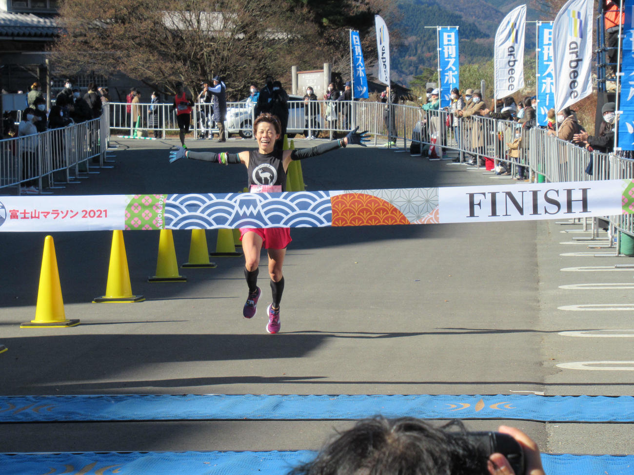ゴールテープを切る女子優勝の好士理恵子