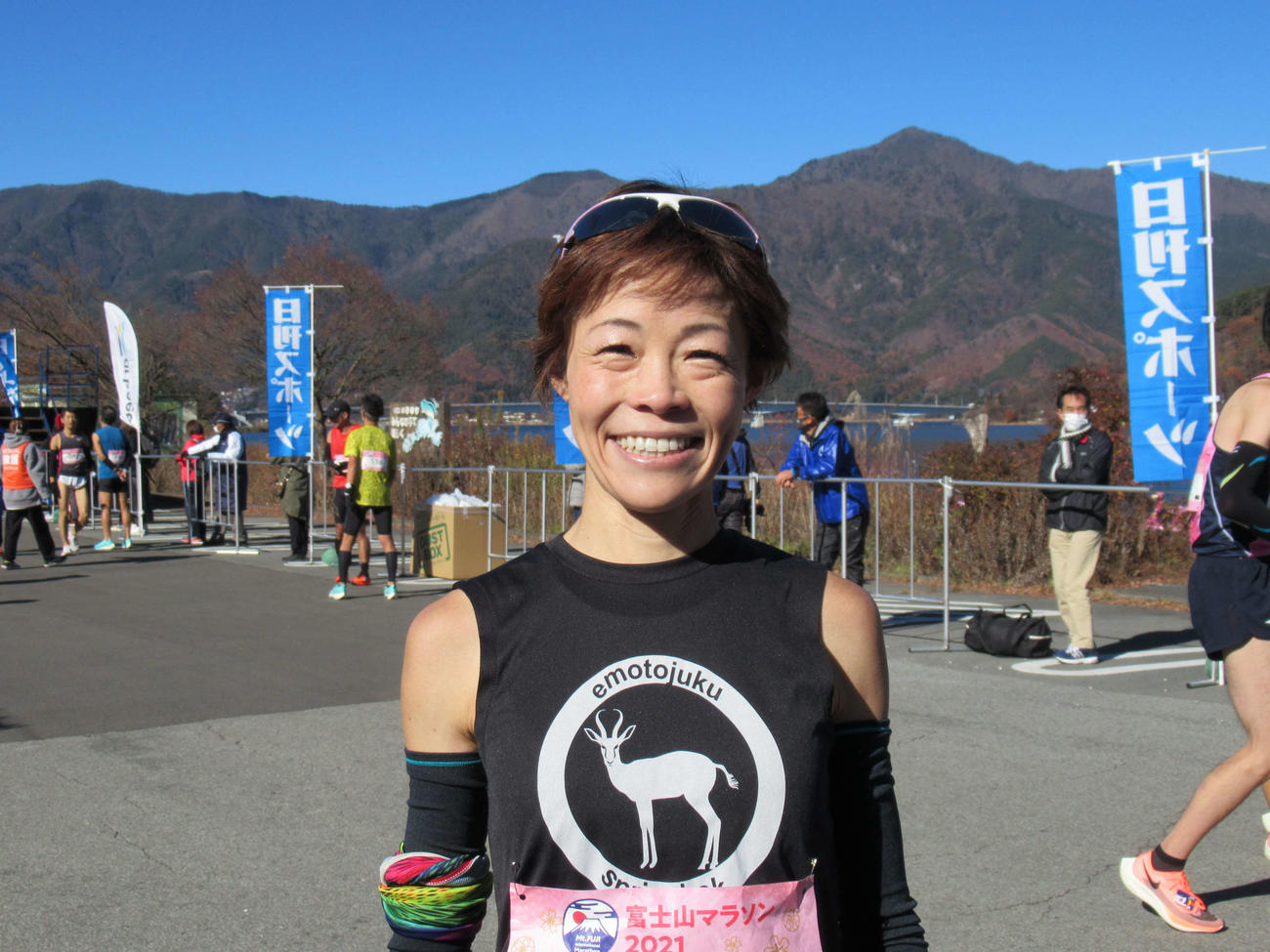 ゴール後、笑顔を見せる女子優勝の好士理恵子