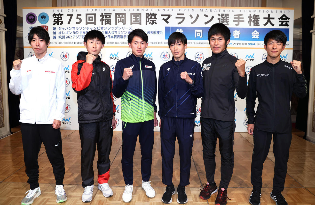 3日、福岡国際マラソンの会見に出席した、左から設楽悠太、細谷恭平、高久龍、大六野秀畝、川内優輝、大塚祥平