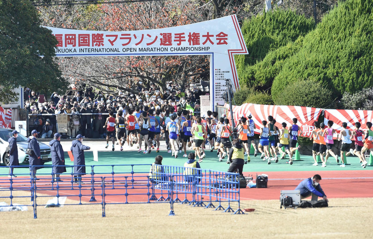 トラックを3周と350メートル走り、マラソンゲートから市街地へ向かう選手たち（撮影・岩下翔太）