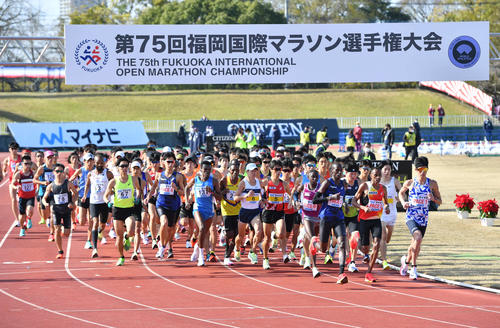 第75回福岡国際マラソン　スタートをきる選手たち（撮影・岩下翔太）
