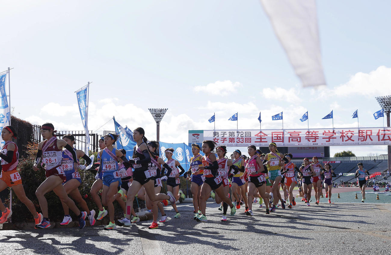 全国高校駅伝・女子　スタートし勢いよくスタジアムを出る選手たち（撮影・前田充）