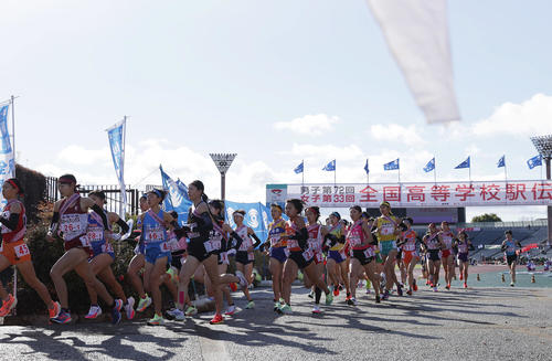 全国高校駅伝・女子　スタートし勢いよくスタジアムを出る選手たち（撮影・前田充）