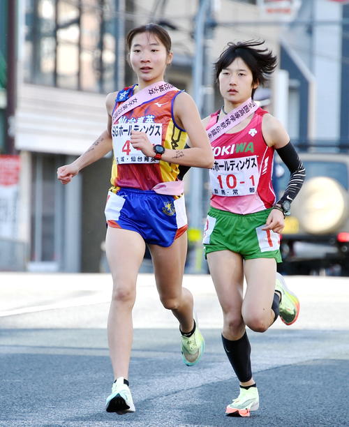 1区で力走する仙台育英・米沢（左）（撮影・山田愛斗）