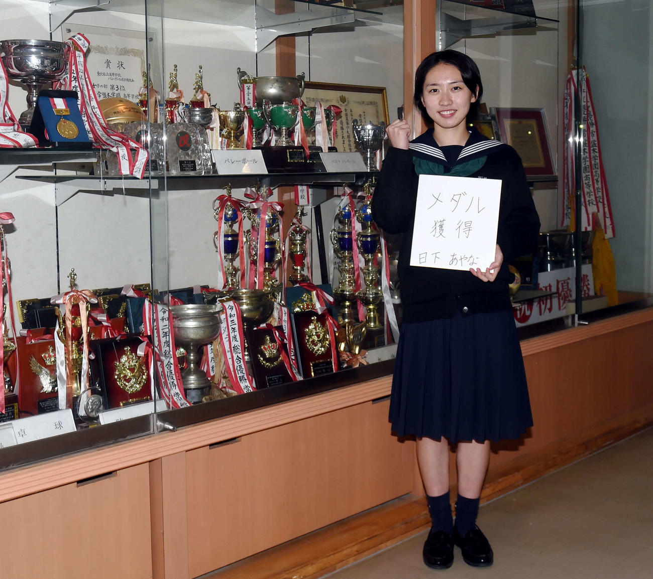 色紙に「メダル獲得」と書き、決意を新たにした常盤木学園・日下