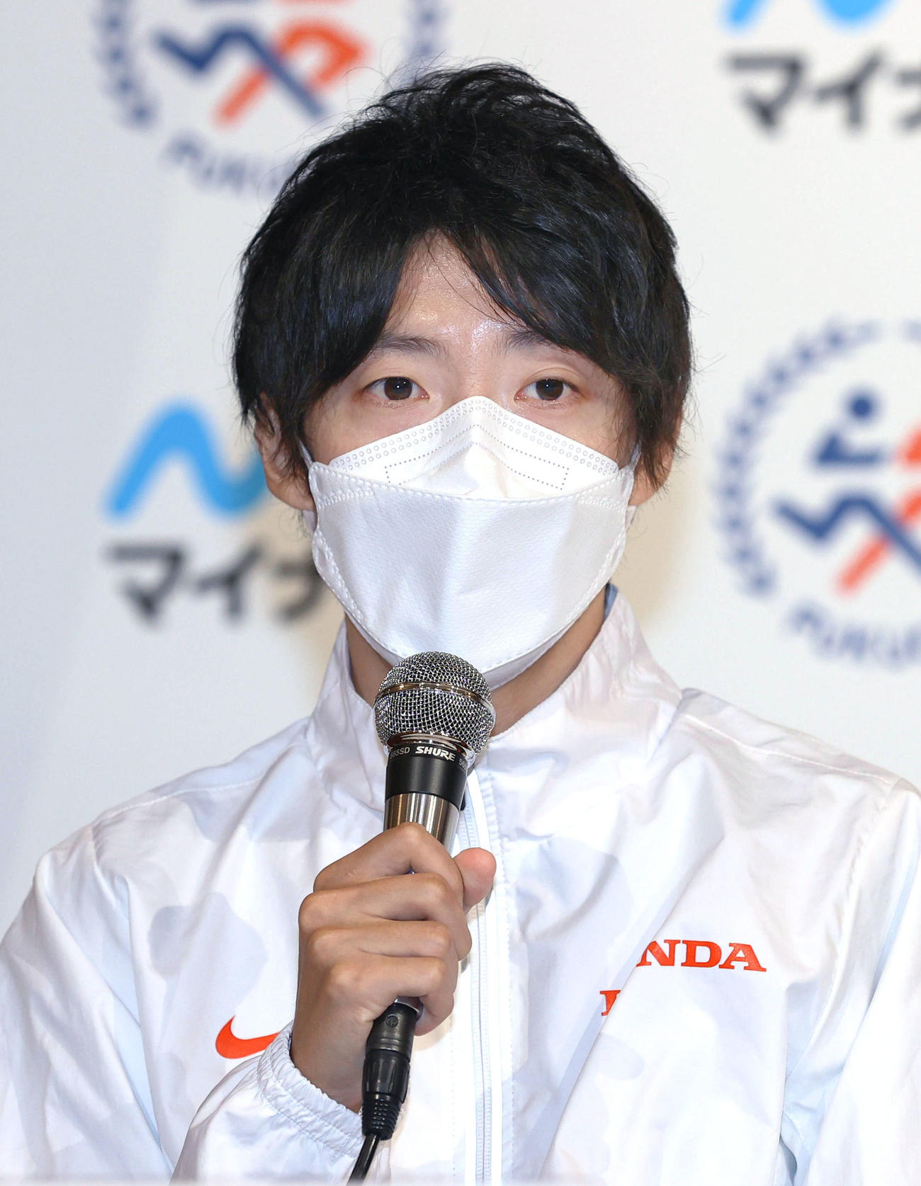 記者会見で意気込みを語る設楽悠太＝3日、福岡市内のホテル（代表撮影）