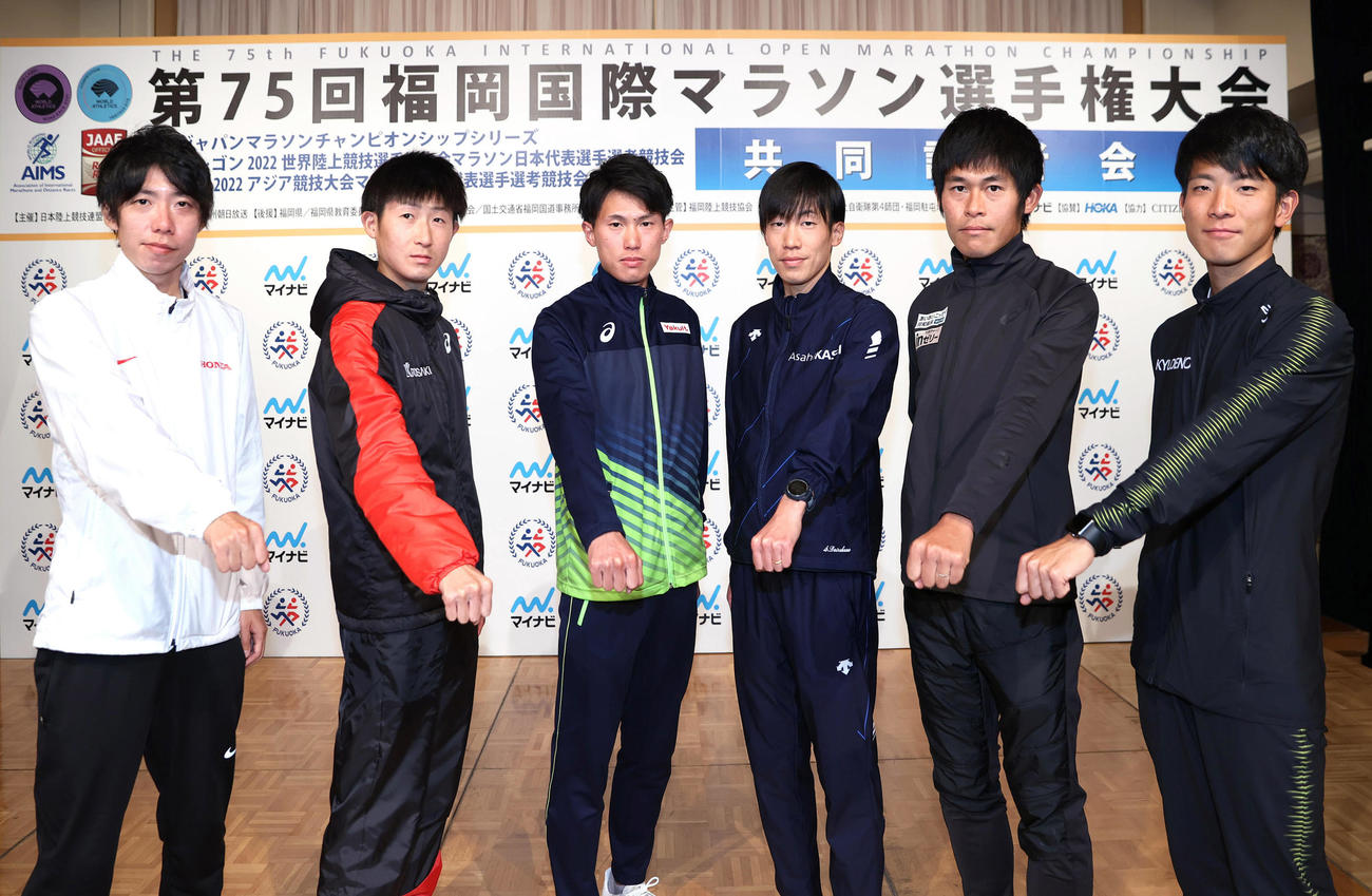 会見後、写真撮影に応じる（左から）設楽悠太、細谷恭平、高久龍、大六野秀畝、川内優輝、大塚祥平（代表撮影）