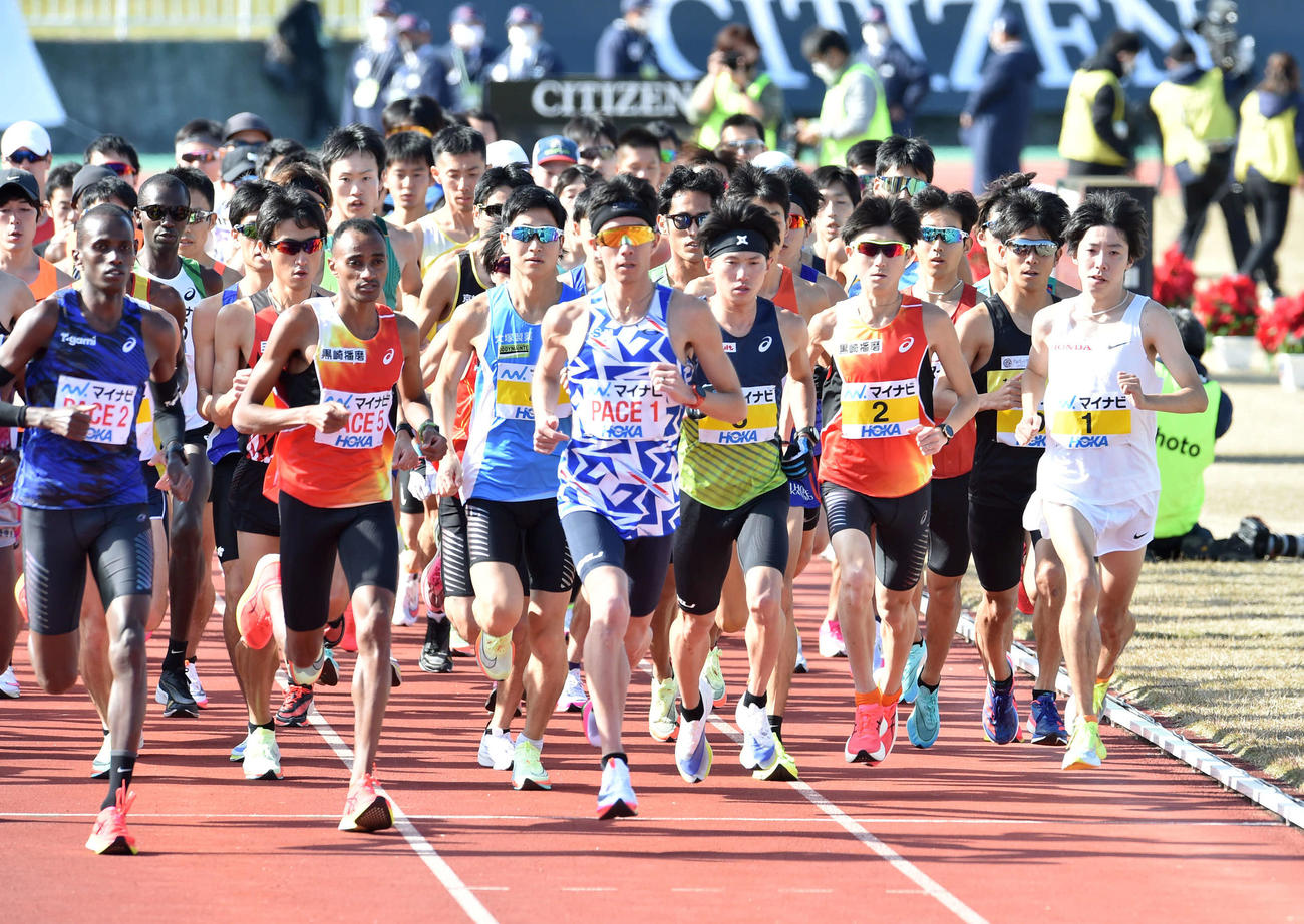 スタートをきる設楽悠太（右端）ら選手たち（撮影・岩下翔太）
