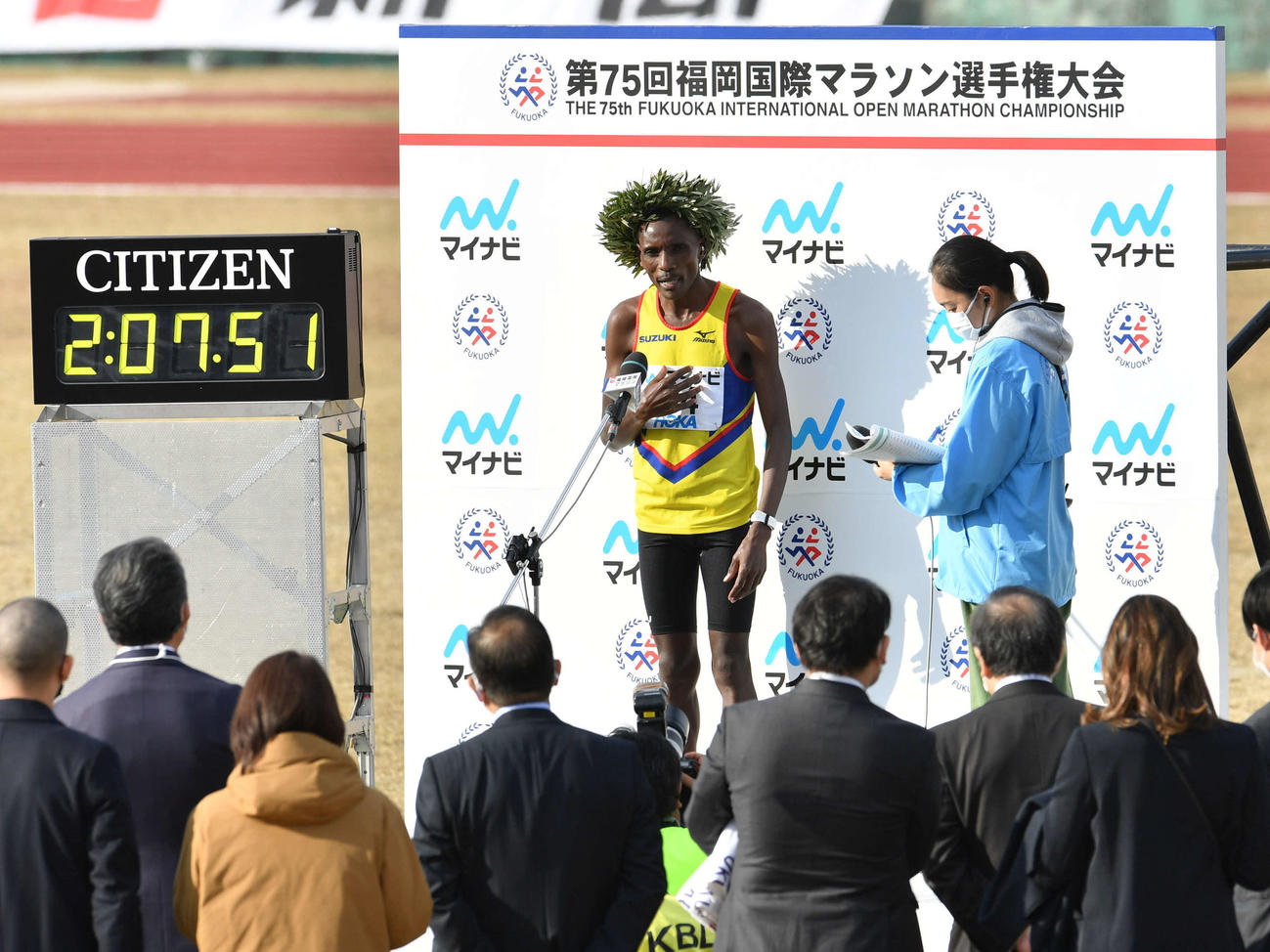 優勝インタビューを受けるマイケル・ギザエ（撮影・岩下翔太）