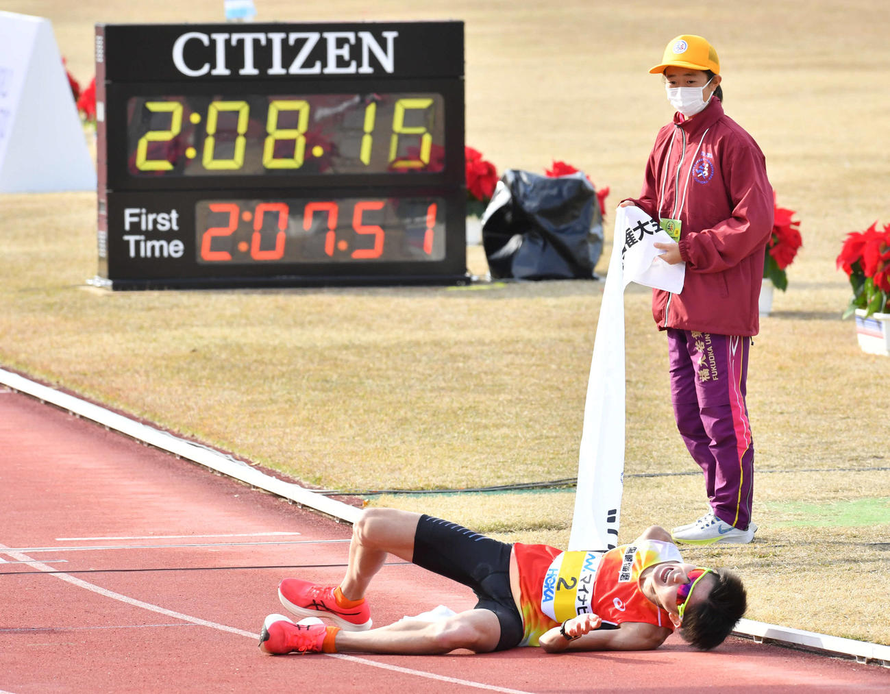日本人トップの2位でゴールした細谷恭平はその場に倒れ込む（撮影・岩下翔太）