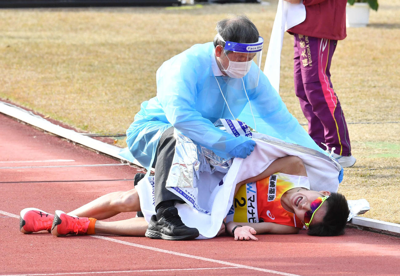 日本人トップの2位でゴールした細谷恭平は救護スタッフの手当てを受ける（撮影・岩下翔太）