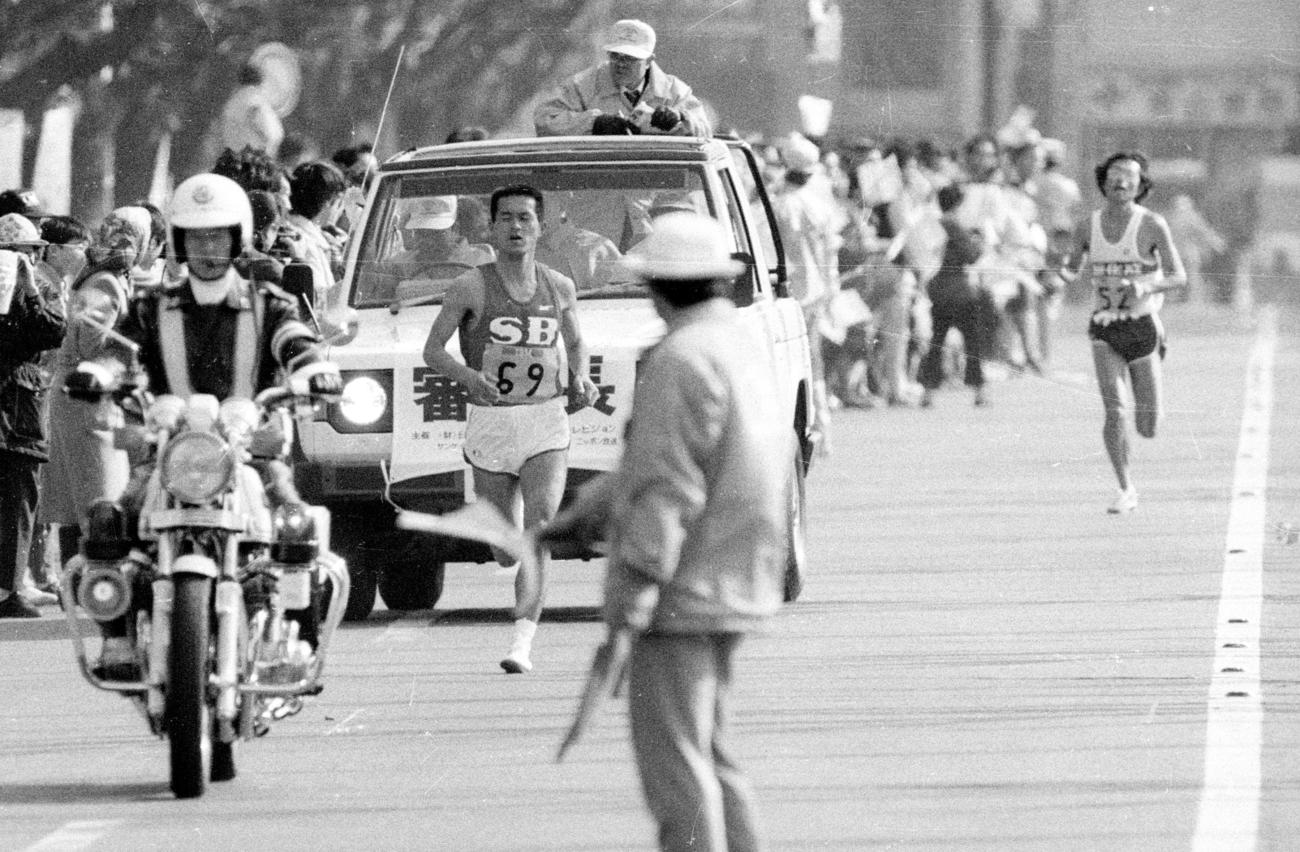 東京マラソン　2時間8分38秒で優勝を飾った1年10カ月ぶりのレースで快走する瀬古利彦。後方右は宗猛（1983年2月13日撮影）