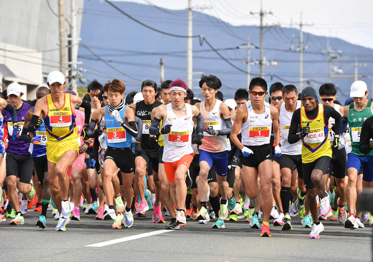 スタートをきる川内優輝（ゼッケン1番）、福田穣（同2番）、神野大地（同3番）、鈴木忠（同4番）ら選手たち（撮影・岩下翔太）