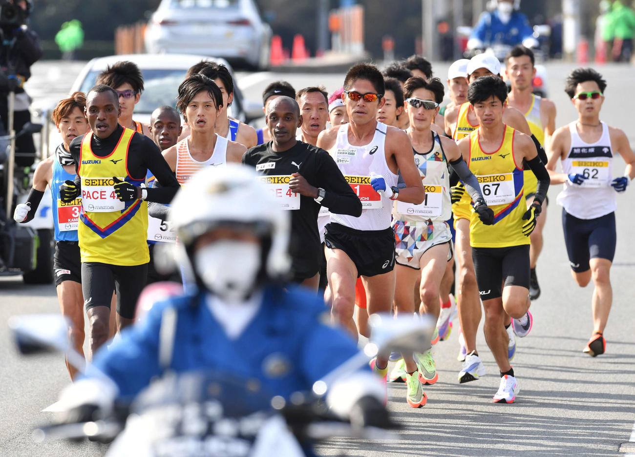 7キロ付近、先頭集団で力走する川内優輝（中央）ら選手たち（撮影・岩下翔太）