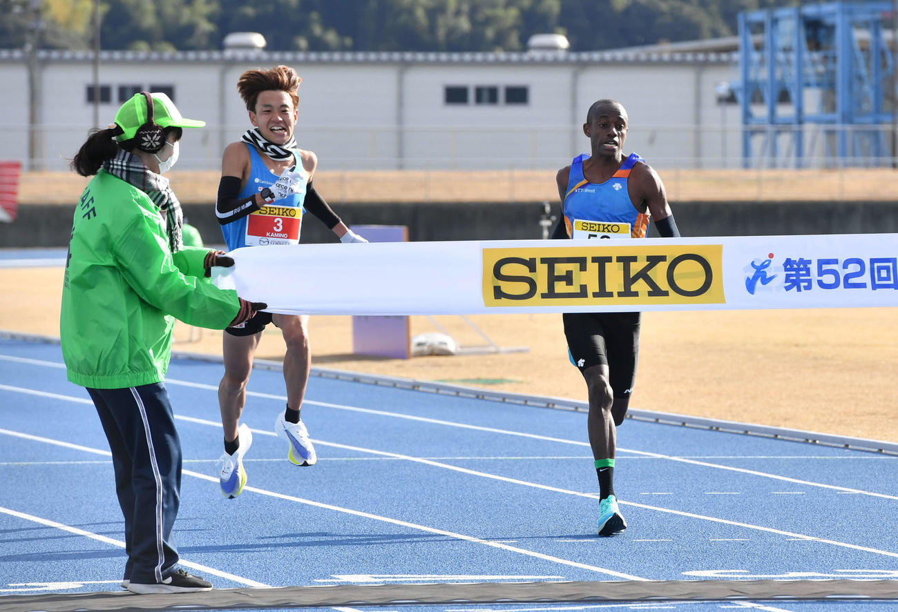 ドミニク・ニャイロ（右）と壮絶なデッドヒートの末、2位でゴールする神野大地（撮影・岩下翔太）