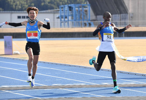 ドミニク・ニャイロ(右)と壮絶なデッドヒートの末、2位でゴールする神野大地(撮影・岩下翔太)