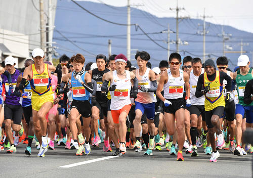 スタートをきる川内優輝(ゼッケン1番)、福田穣(同2番)、神野大地(同3番)、鈴木忠(同4番)ら選手たち(撮影・岩下翔太)