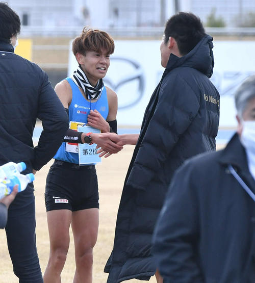 日本人トップの2位でゴールし、3位でゴールした川内優輝(右)と握手を交わす神野大地(撮影・岩下翔太)