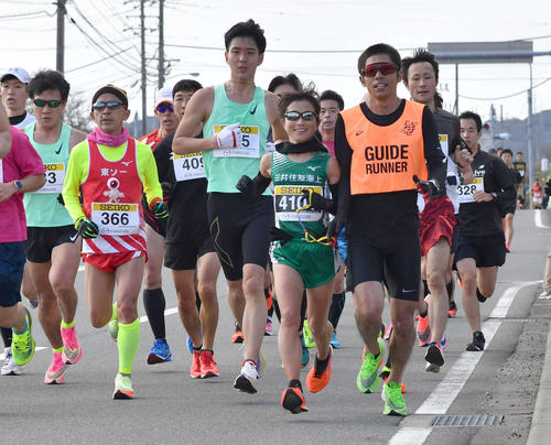 7キロ付近、笑顔で力走する道下美里(撮影・岩下翔太)